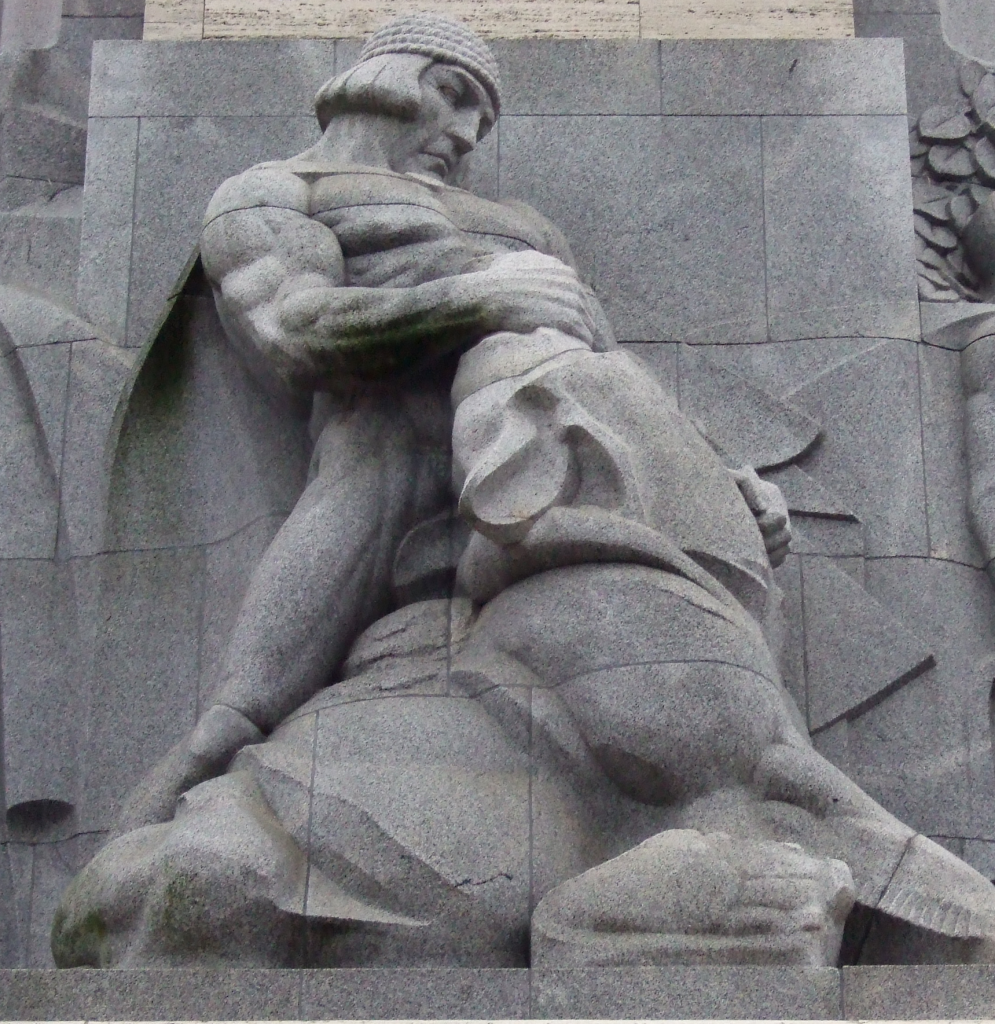 „Lāčplēsis („Niedźwiedziobójca”, bohater łotewskiego eposu narodowego), fragment Pomnika Wolności w Rydze”